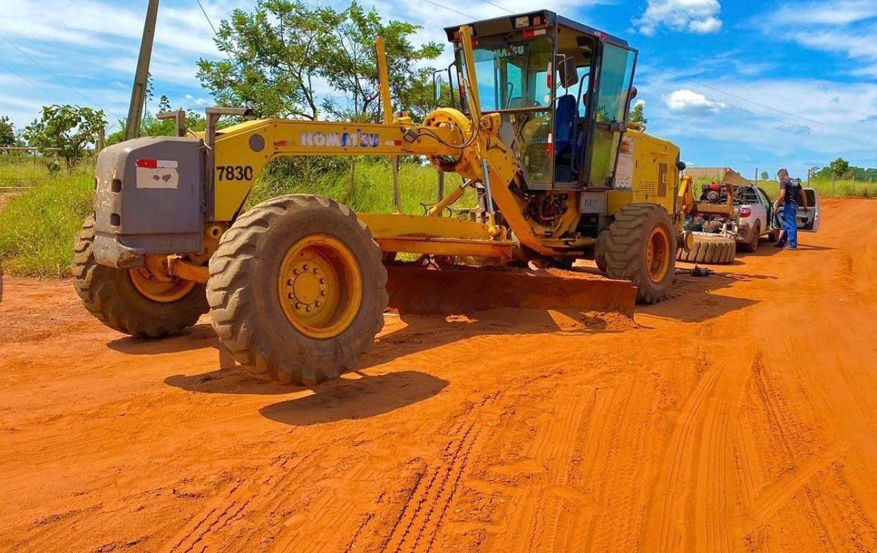 Atendimento em campo a motoniveladora em estrada de terra