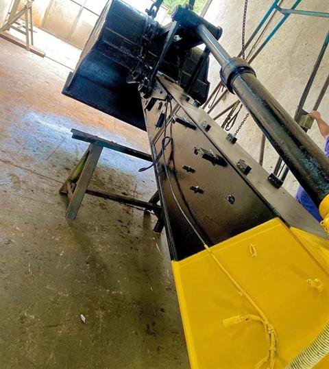 Conjunto de braço recuperado durante a montagem final na oficina