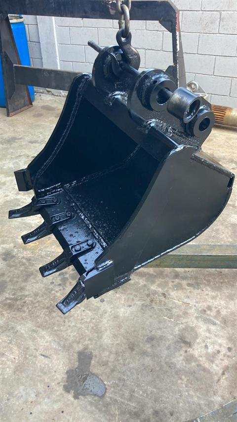 Caçamba de retroescavadeira recuperada e pintada, pronta para entrega