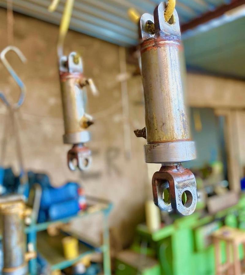 Cilindros hidráulicos em processo de recuperação, ainda sem pintura