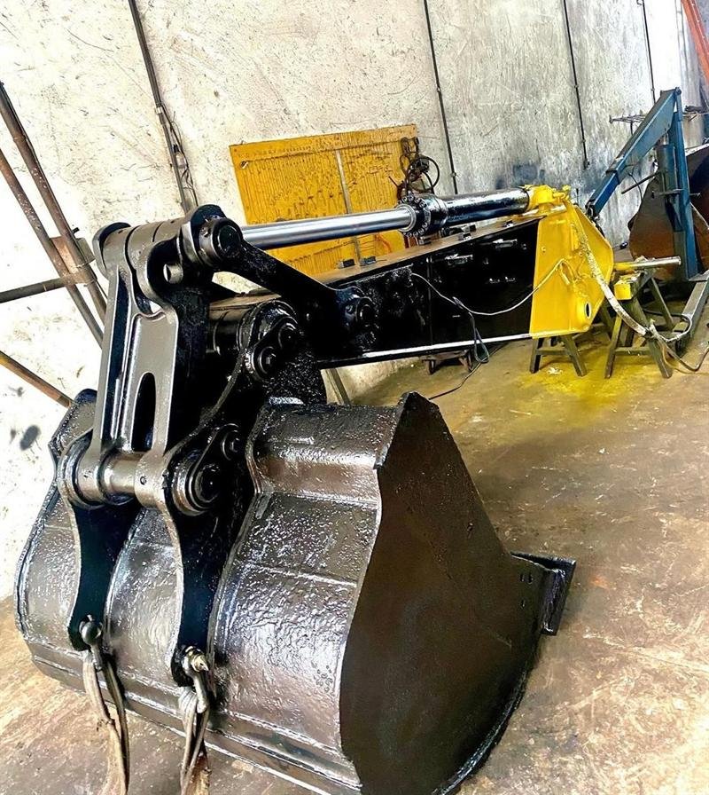 O mesmo conjunto de braço e caçamba recuperado, remontado e pintado