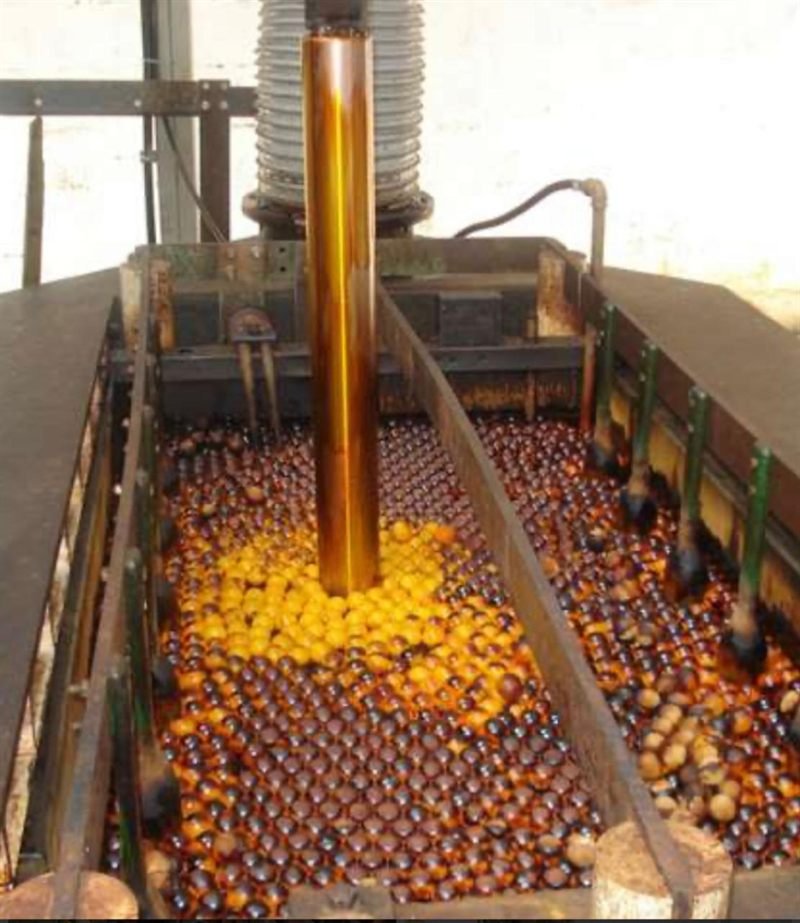 Haste de cilindro sendo retirada do tanque de cromagem