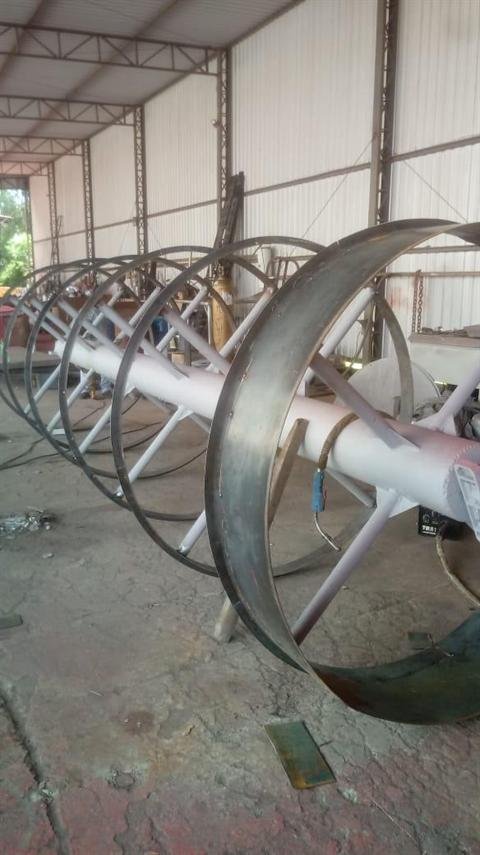 Estrutura helicoidal de grande comprimento em fabricação dentro do galpão