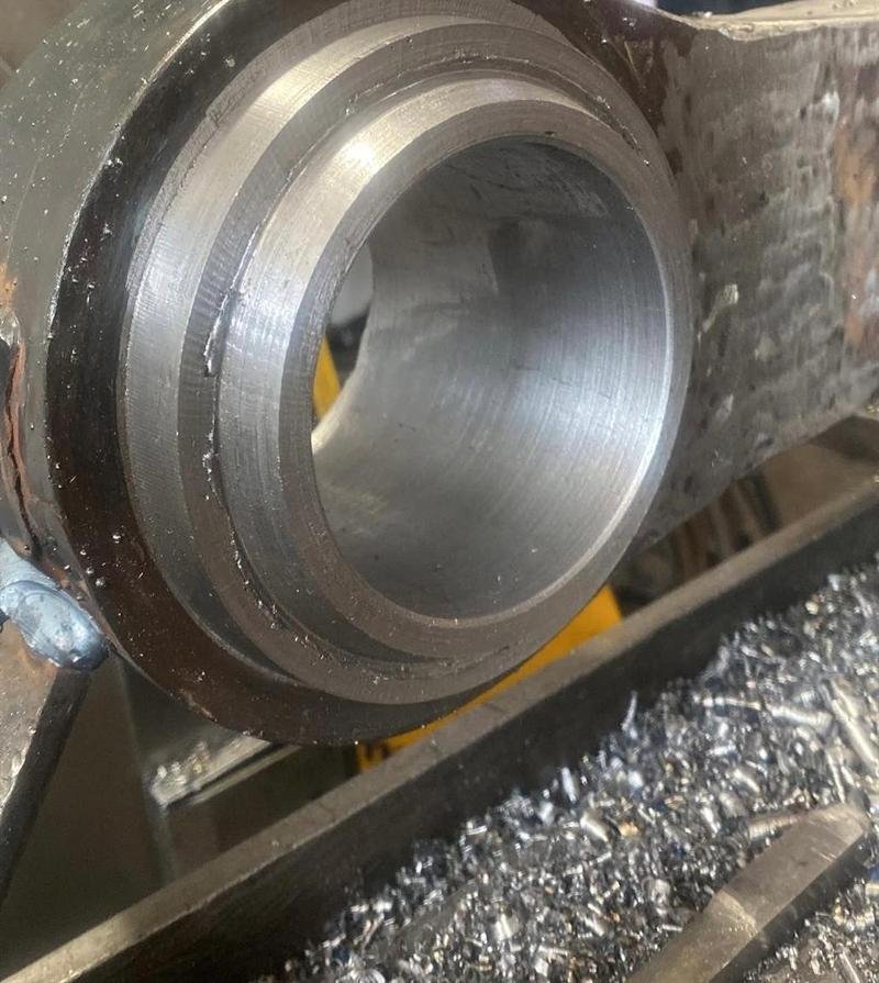 Olhal de braço de equipamento pesado com furo mandrilhado e acabamento concluído