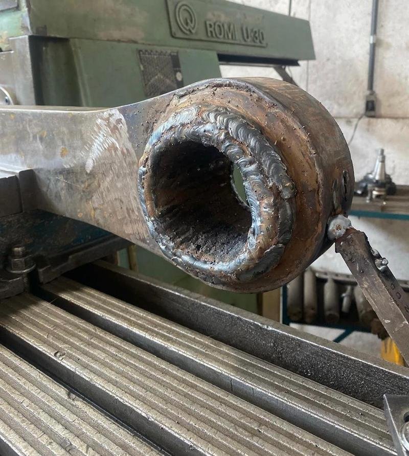 Olhal com solda de enchimento aplicada, preparado para usinagem